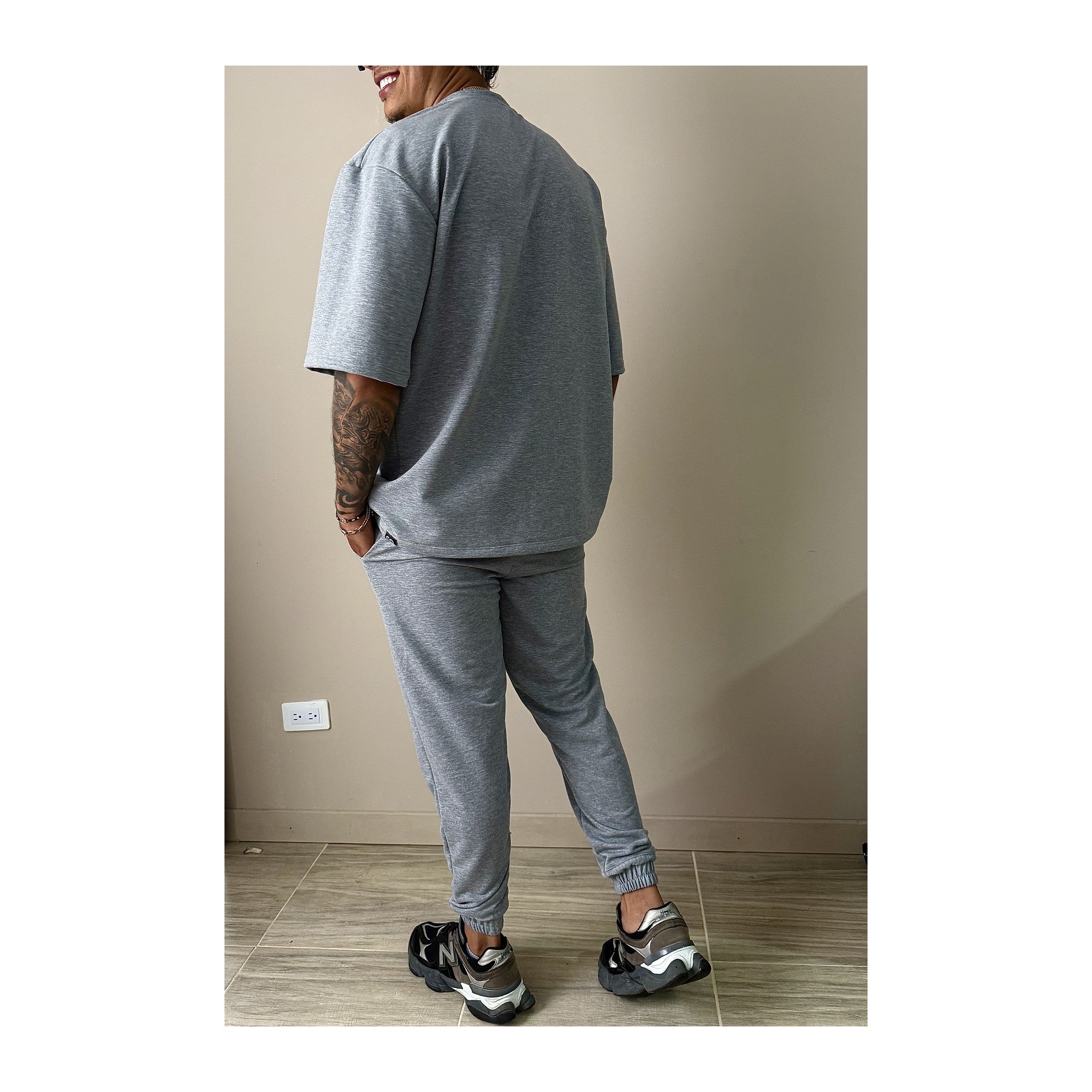 Conjunto camiseta y jogger gris
